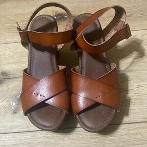 Universal Thread Brown Wedges